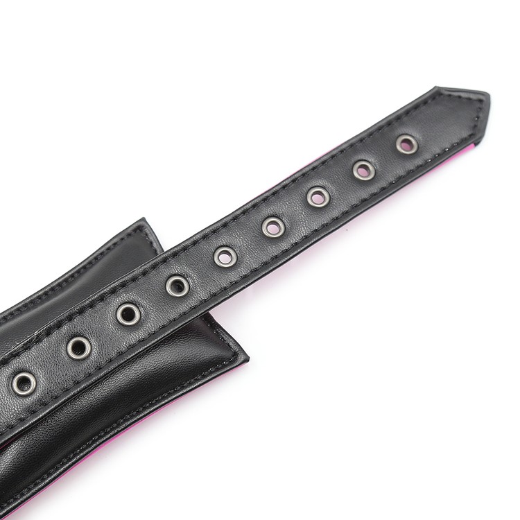 אזיקי ידיים שחורים עם פנימית מרופדת ורודה