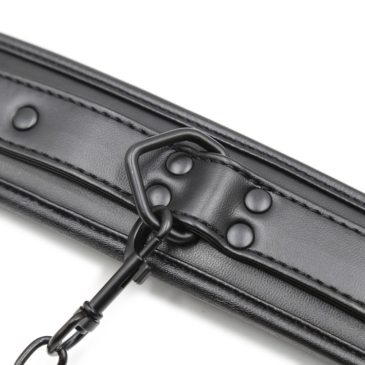 אזיקי רגליים עבים עם אבזמים שחורים