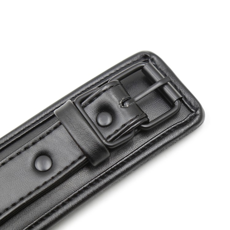 אזיקי רגליים עבים עם אבזמים שחורים