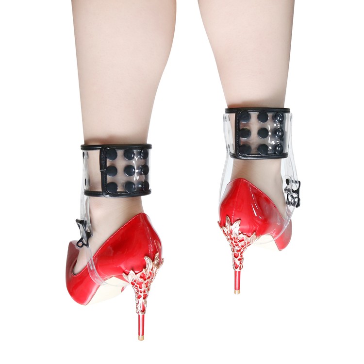 אזיקי רגליים שקופות עם קיבוע מתחת לרגלים