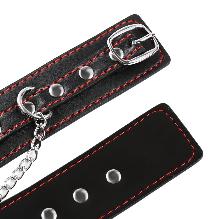 אזיקי רגלים קלאסיים עם  תיפורים אדומים