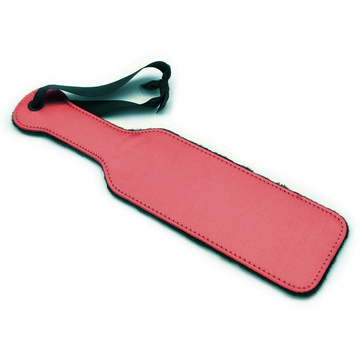 מחבט אדום עם קטיפה שחורה