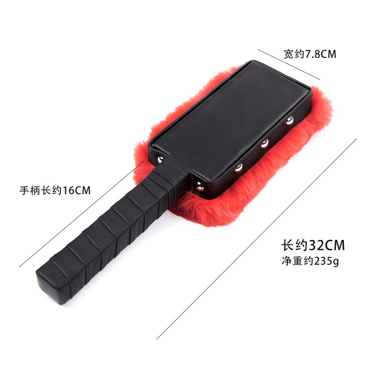 מחבט מלבנים עם פרווה אדומה