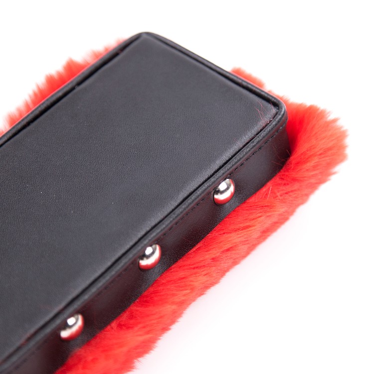 מחבט מלבנים עם פרווה אדומה