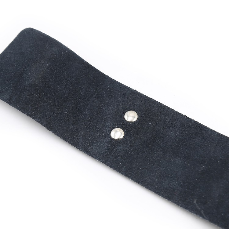 קולר עם אבזם וזוג מצבטי פטמות תנין