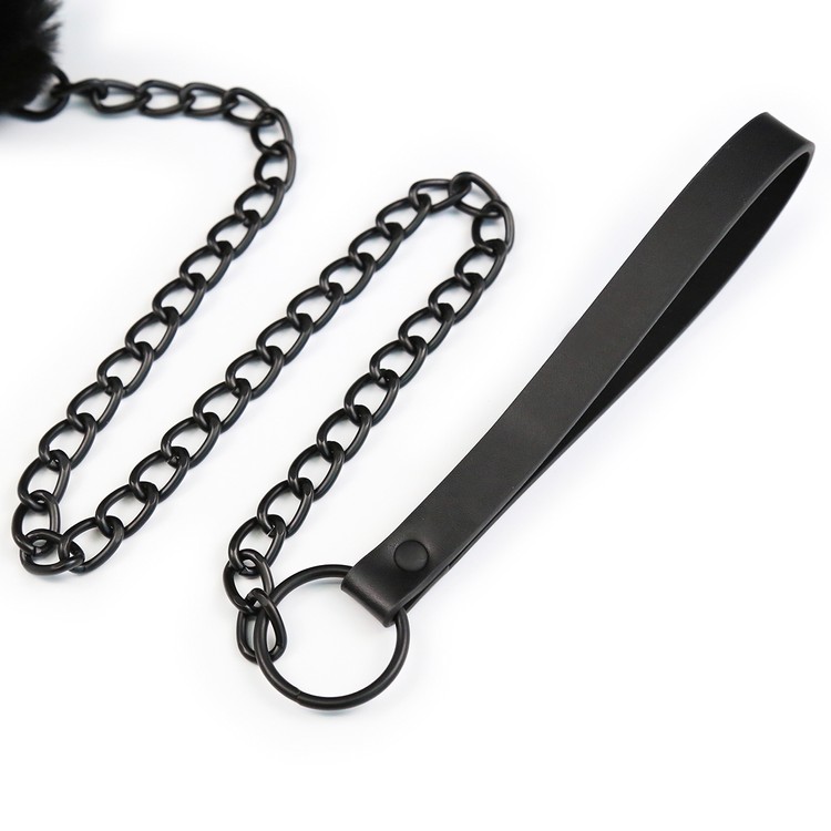 קולר פונפון עם רצועת מתכת