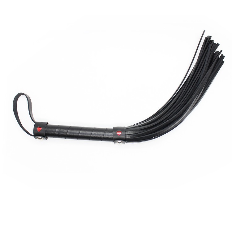 שוט זנבות שחור עם ריקועי לבבות אדומים