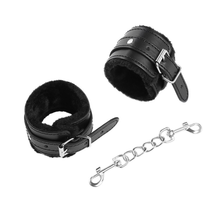 אזיקי ידיים שחורים עם פרווה שחורה ואבזמים