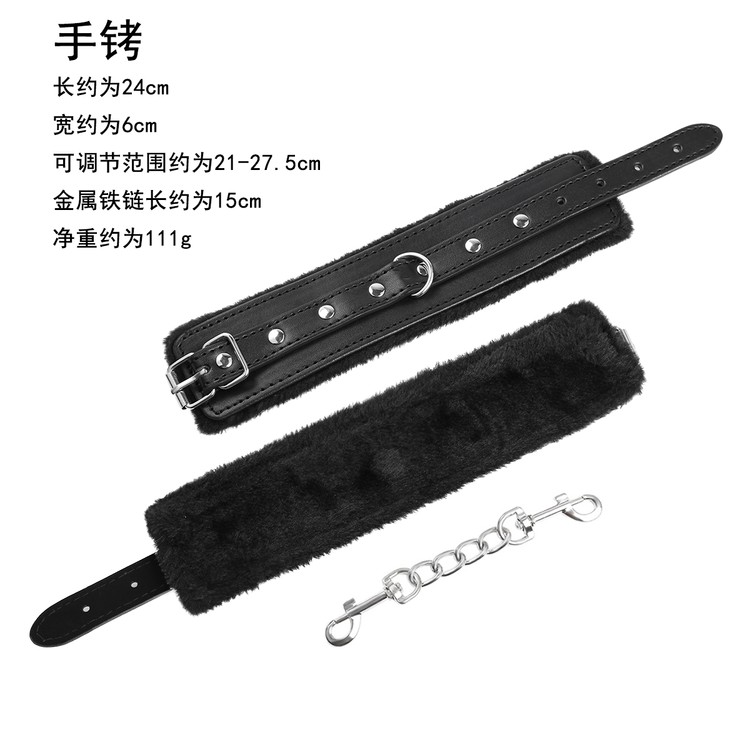 אזיקי ידיים שחורים עם פרווה שחורה ואבזמים