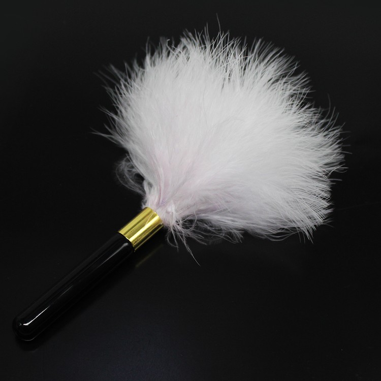 נוצת דגדוג עם מוט שחור מעוטר בזהב