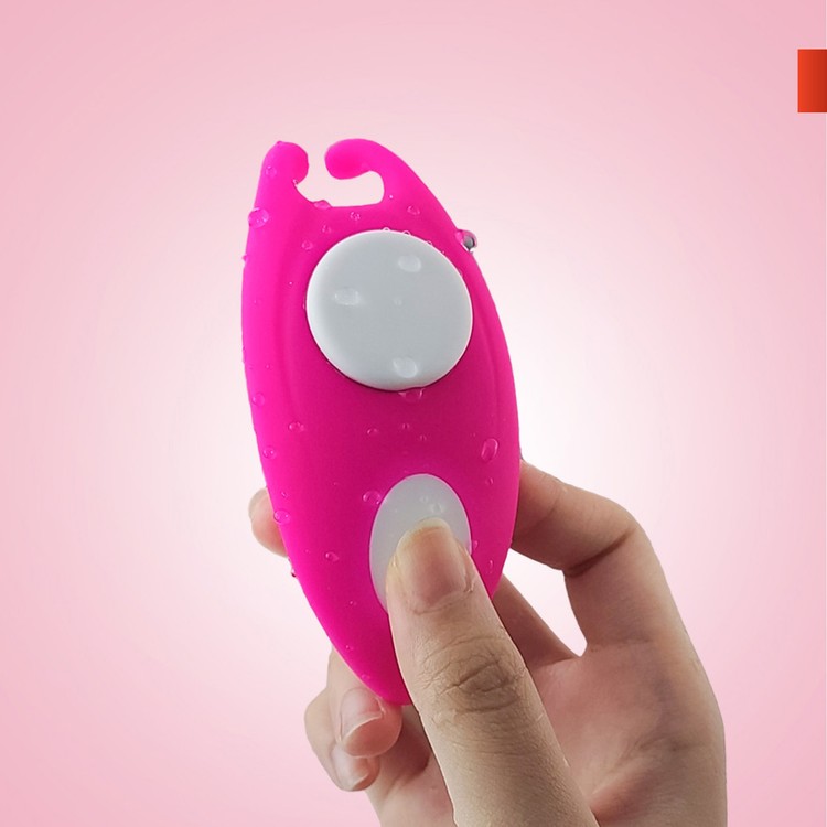 Queen Bee ויברטור מתלבש עם שלט