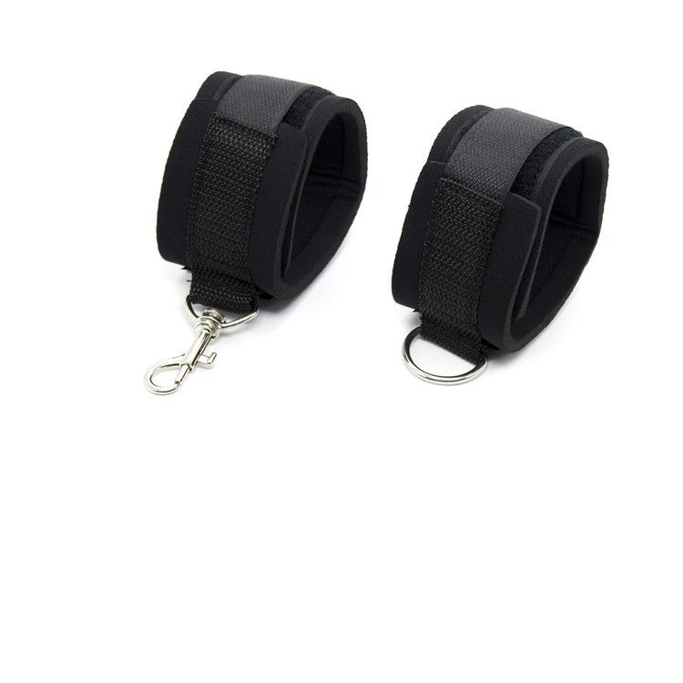 ערכת אזיקי נאופרן וכיסוי עיניים 'פירסט לאב'