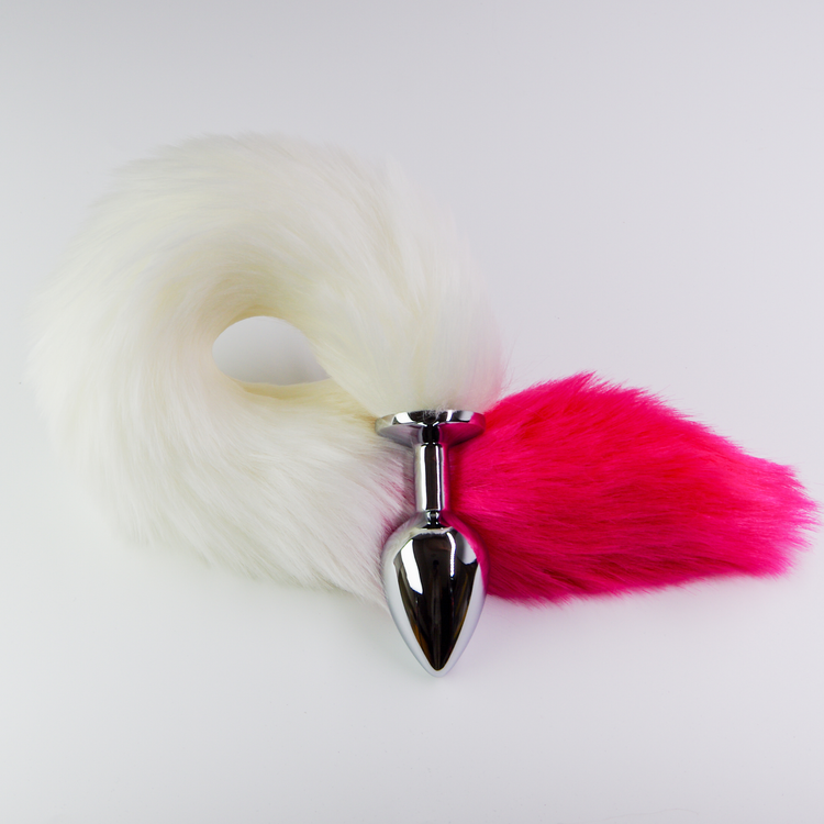 פלאג מתכת עם זנב שועל לבן עם קצה אדום