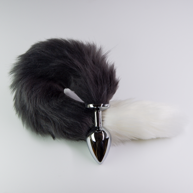 פלאג מתכת עם זנב שועל אפור עם קצה לבן