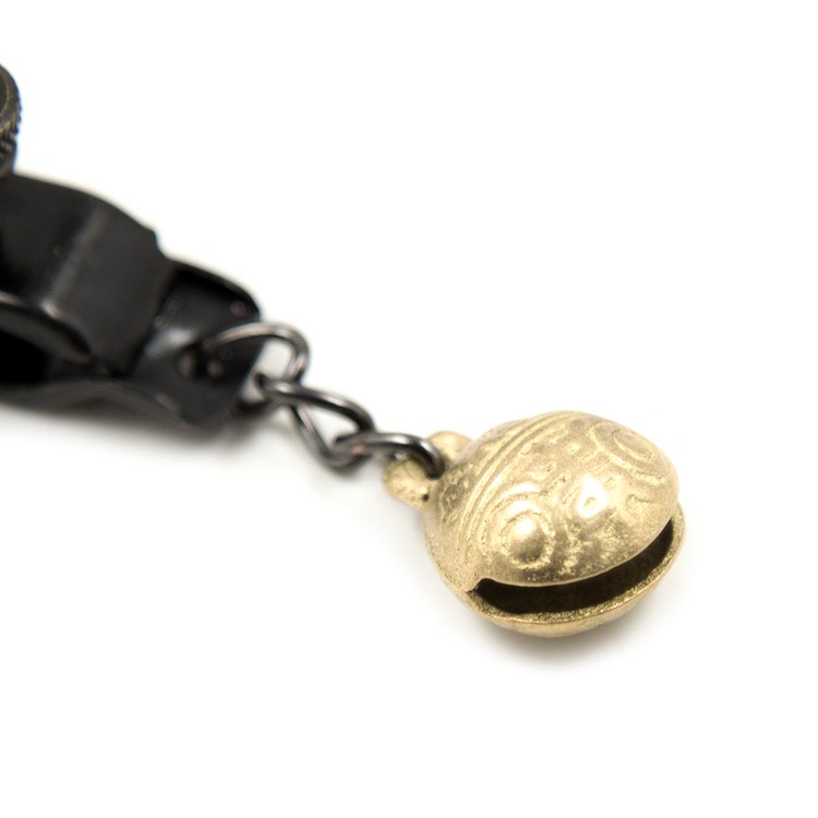 מצבטי פטמות רחבים שחורים עם פעמון מוזהב