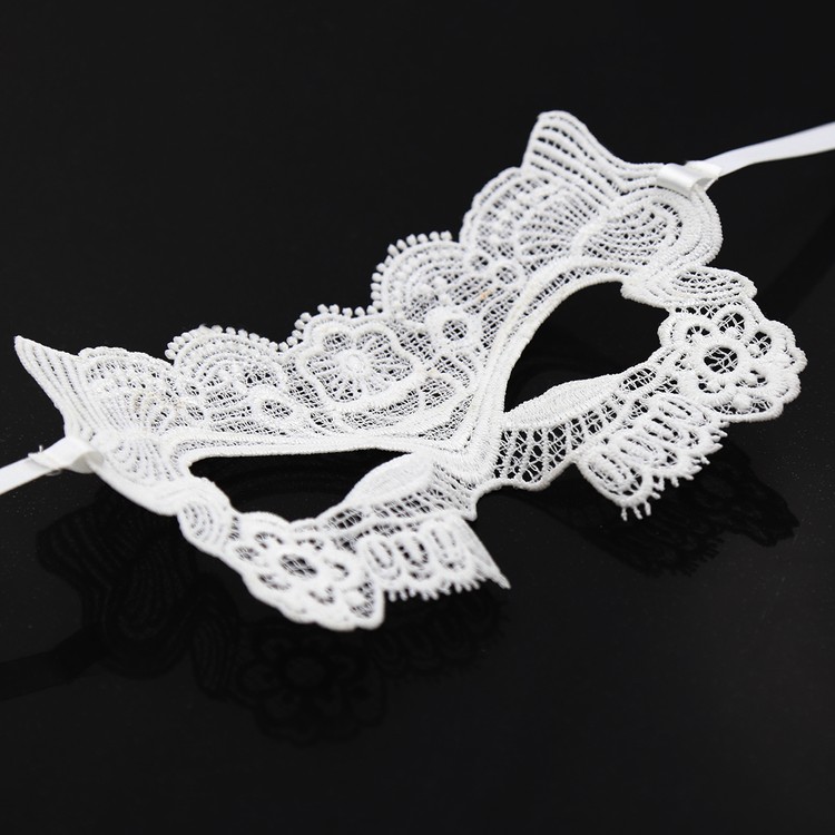 מסכת תחרה לבנה וסקסית