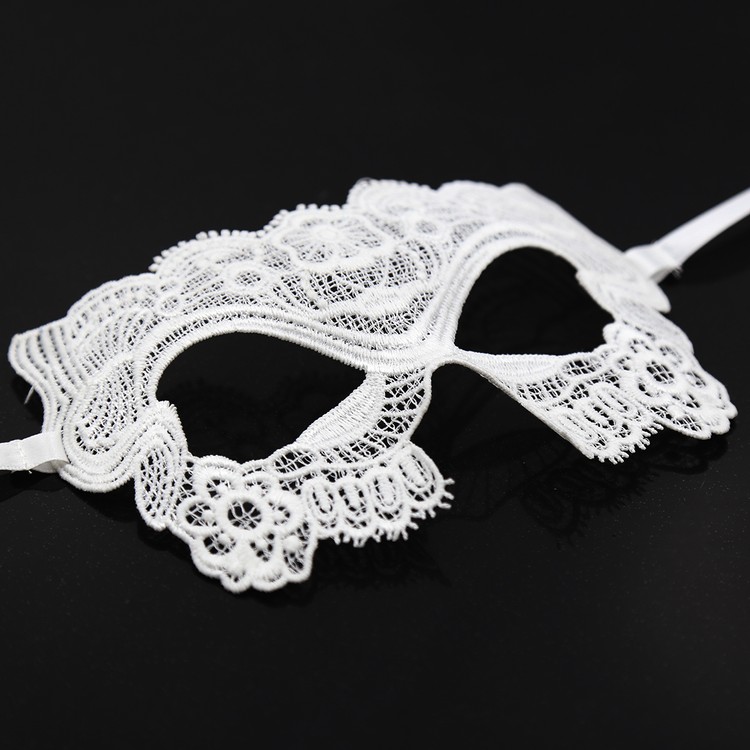 מסכת תחרה לבנה וסקסית