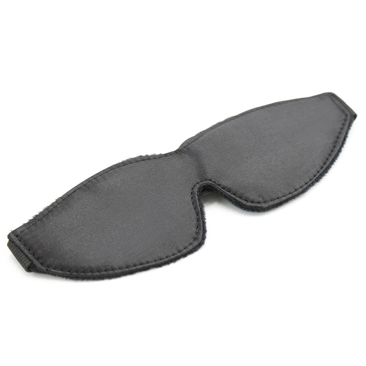 כיסוי עיניים שחור מרופד