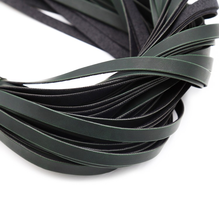 שוט זנבות שחור אלגנטי