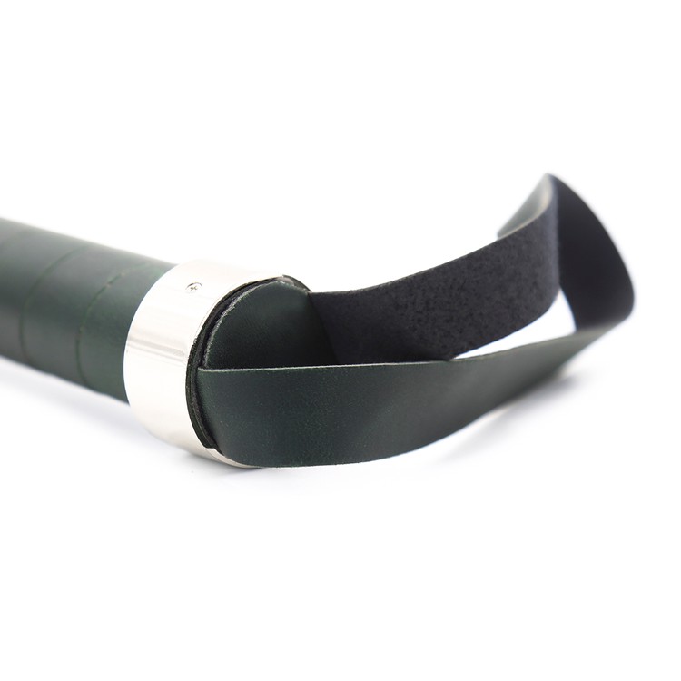 שוט זנבות שחור אלגנטי