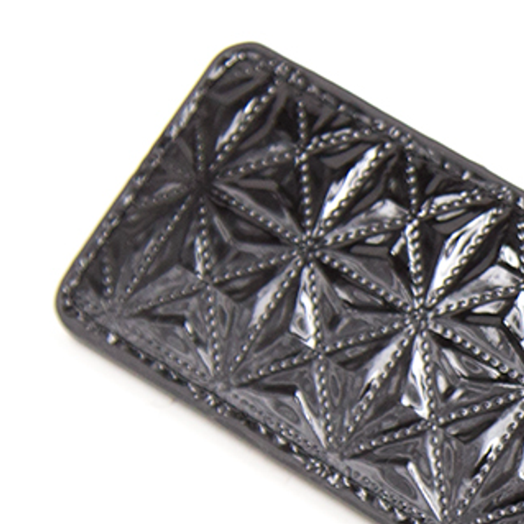 מחבט משובץ שחור