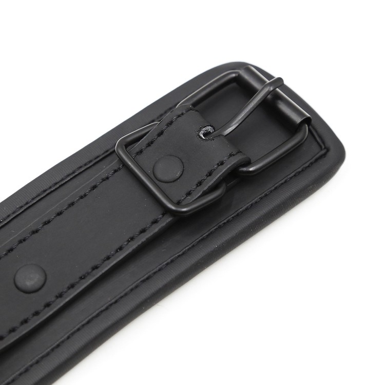 קולר נאופרן שחור עם  רצועת מתכת שחורה