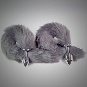 פלאג מתכת עם זנב שועל אפור בהיר