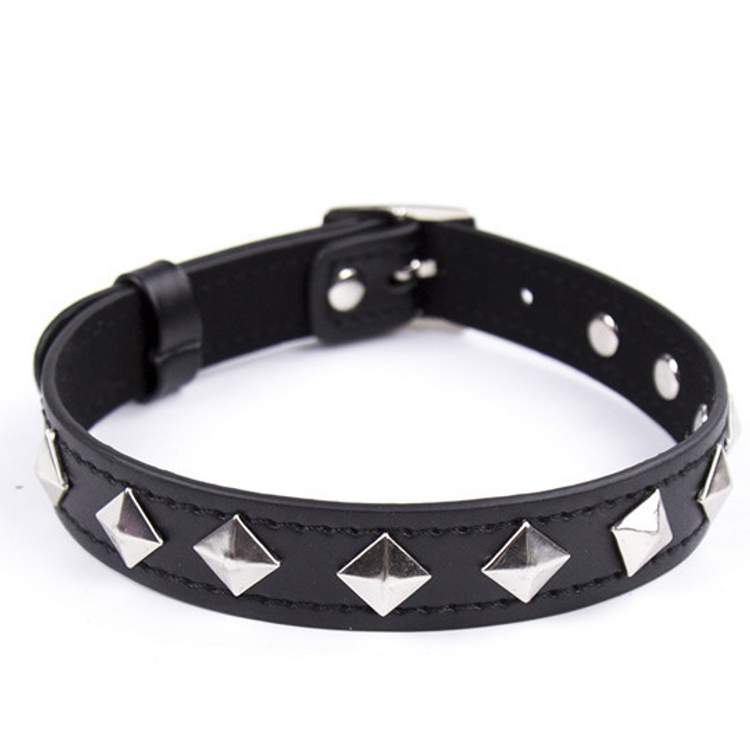 קולר דמוי עור עם מעויינים