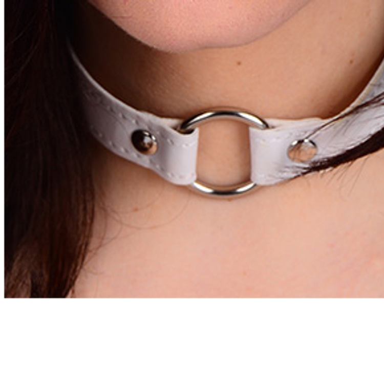 צוקר קולר דמוי עור לבן עם טבעת מתכת צמודה